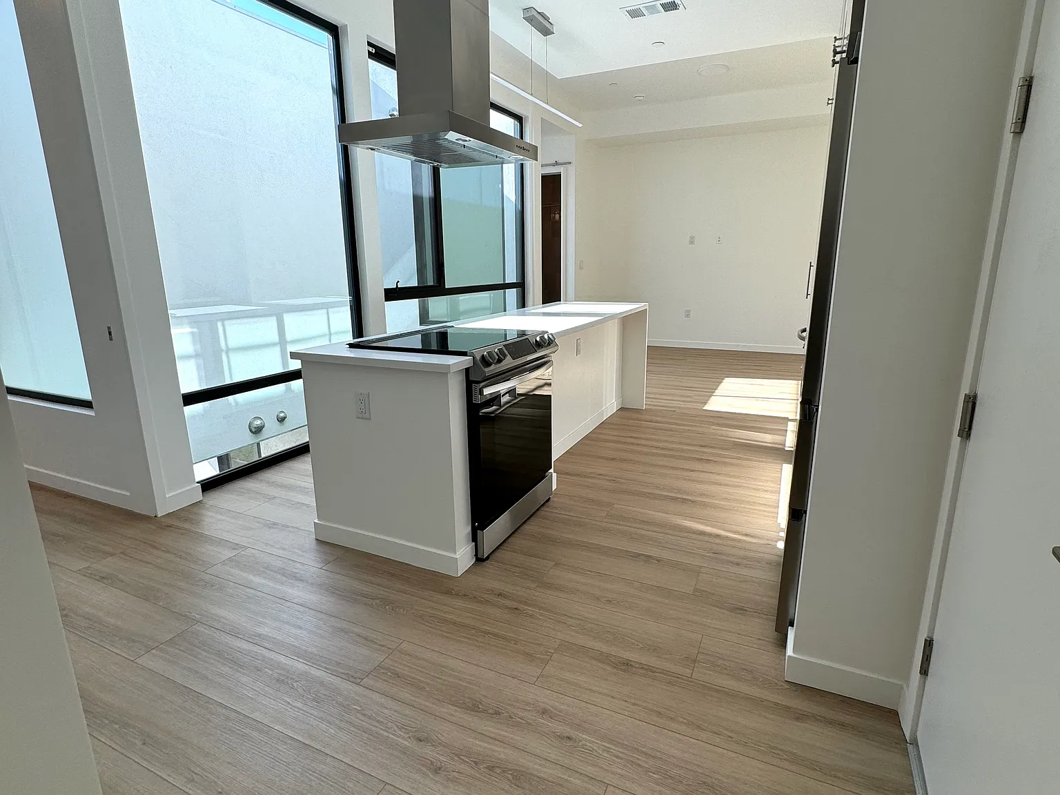 2 bed, 900 sqft, $3,500 — Photo 3