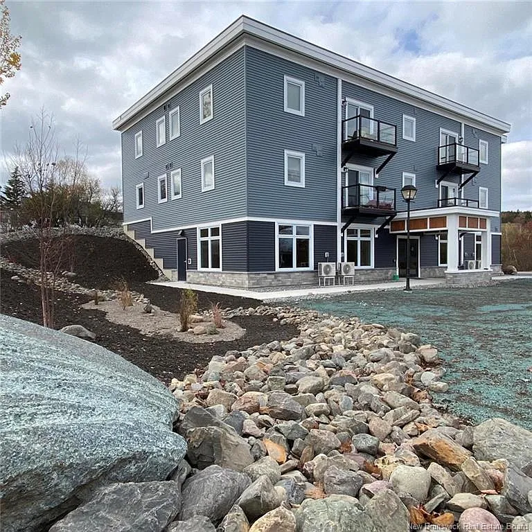 2 bed, 1.0 bath, 918 sqft, $2,350 — Photo 1
