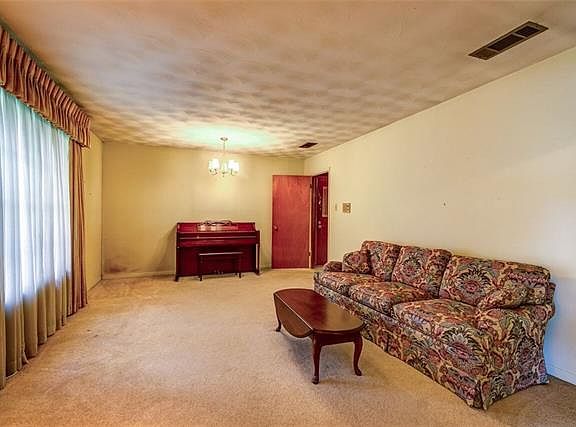 4th image of 6303 Chapman Dr