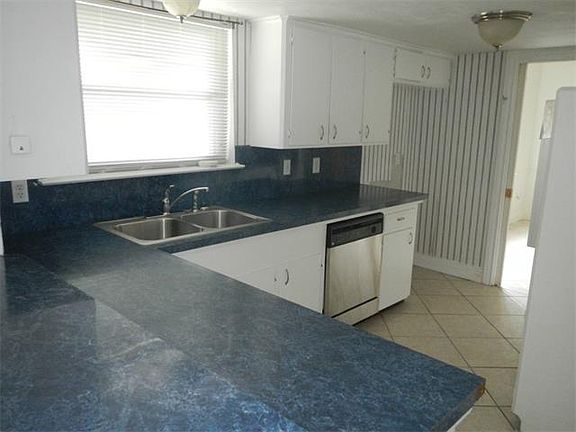 4th image of 2161 Glouster St