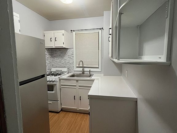 4th image of 19 Spencer St #1