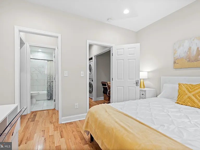 2219 E Chase St — Photo 24
