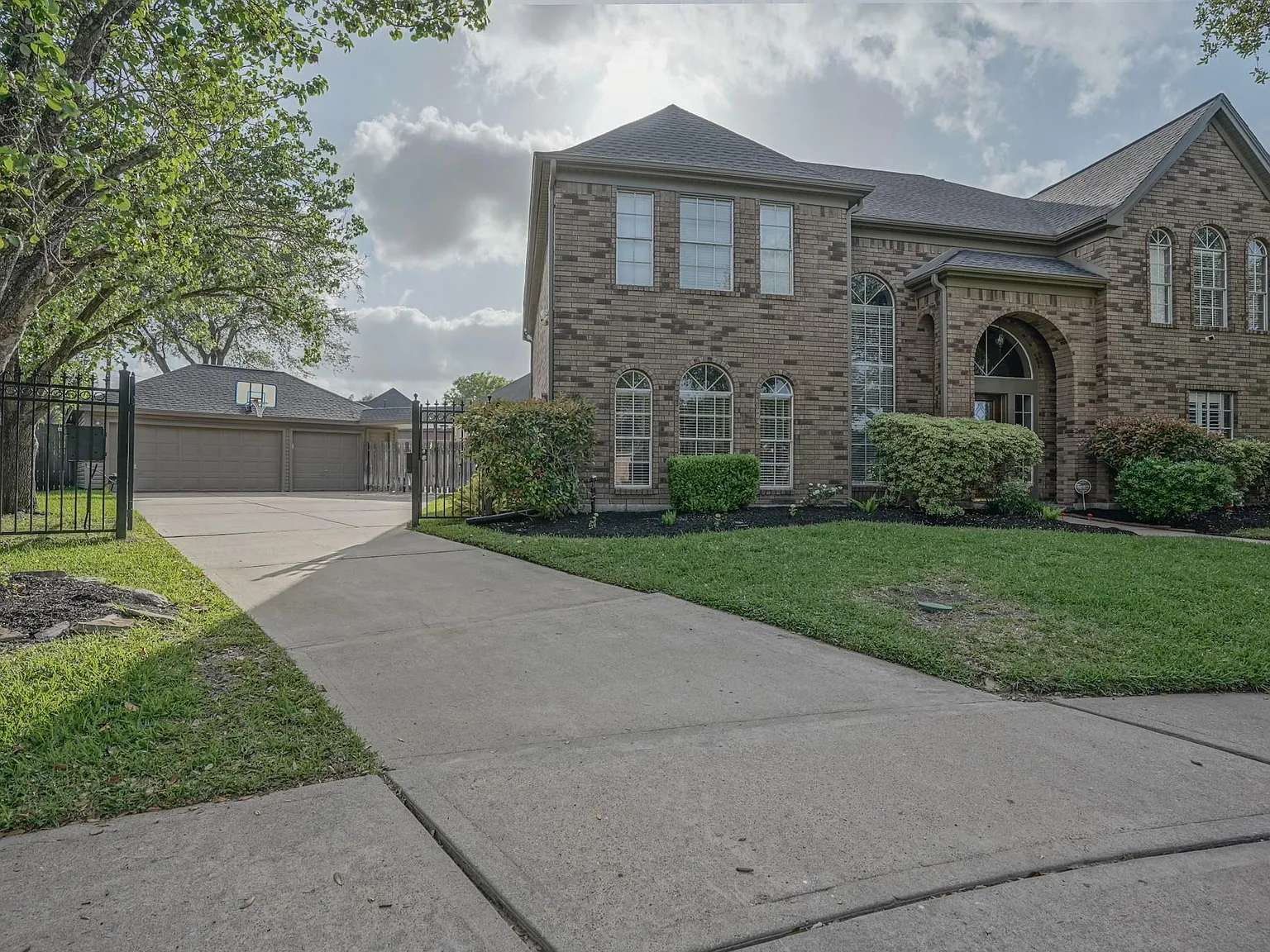 5 bed, 3.5 bath, 3707 sqft, $4,750 — Photo 2