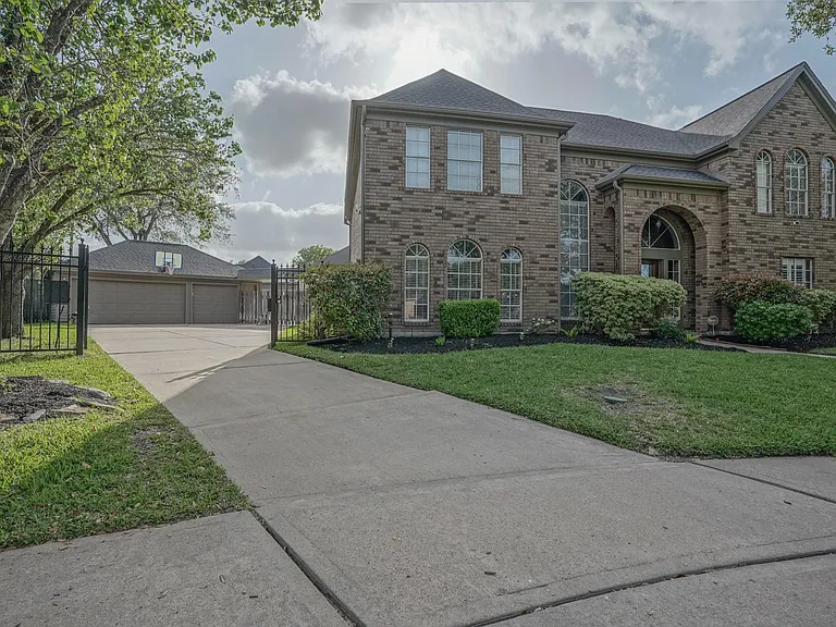 2108 Lakeway Dr — Photo 2