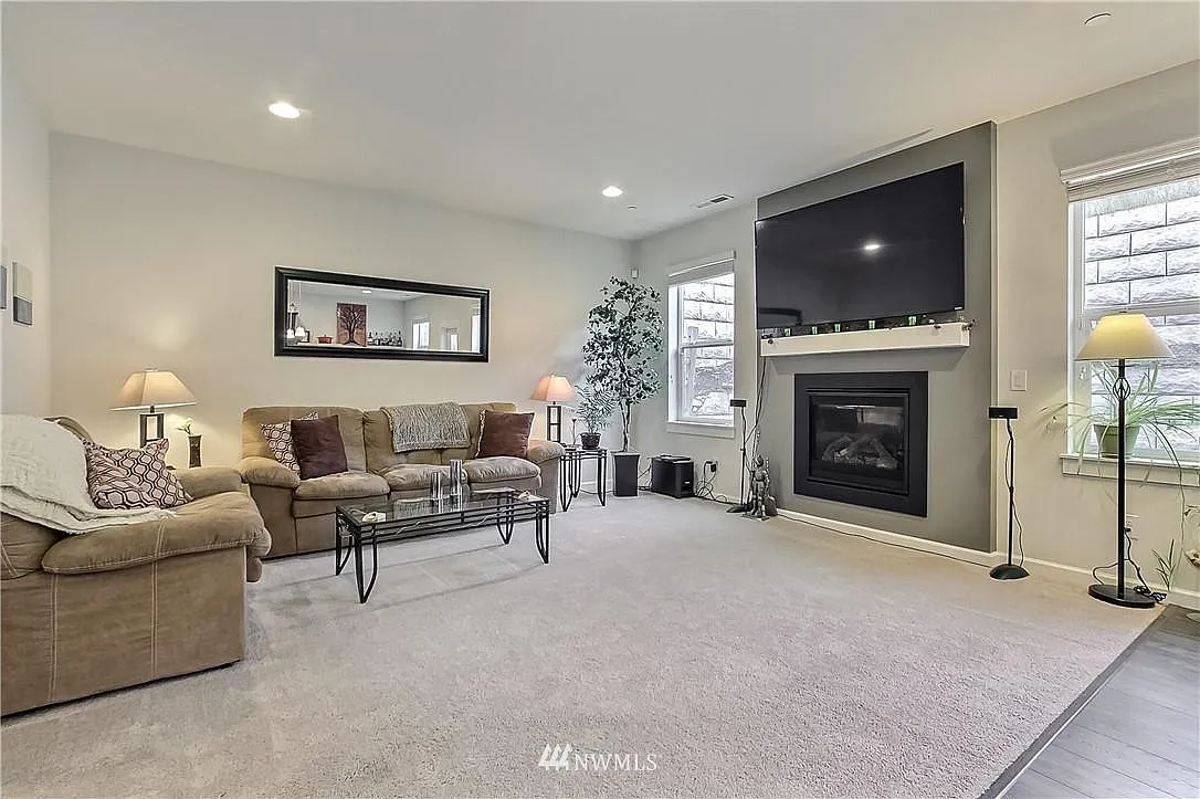 4 bed, 2.5 bath, 2280 sqft, $3,600 — Photo 4