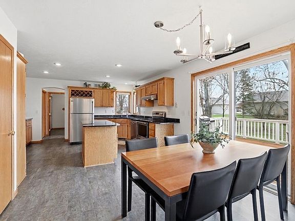 3rd image of 905 Horizon Cir