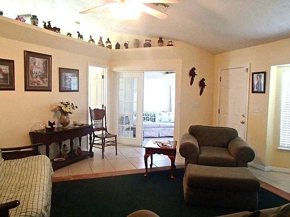 Living and dining nook