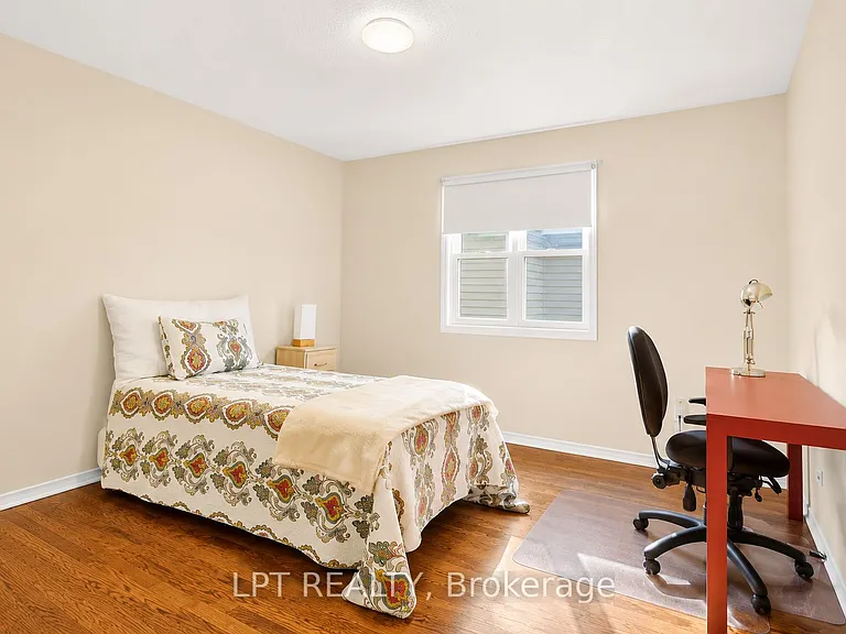 84 Newborough Cres — Photo 12