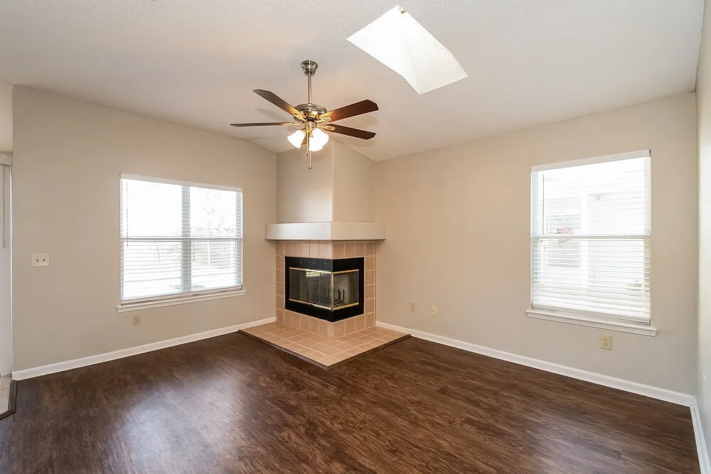3 bed, 2.0 bath, 1420 sqft, $2,910 — Photo 4