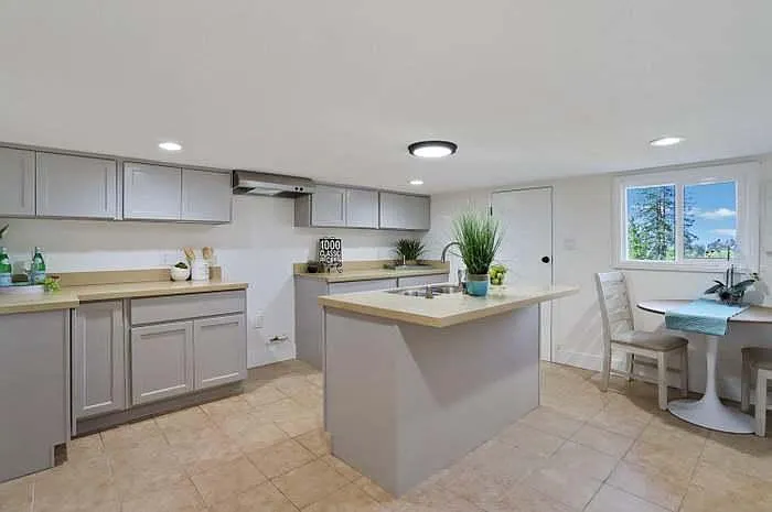 2 bed, 700 sqft, $2,300 — Photo 3