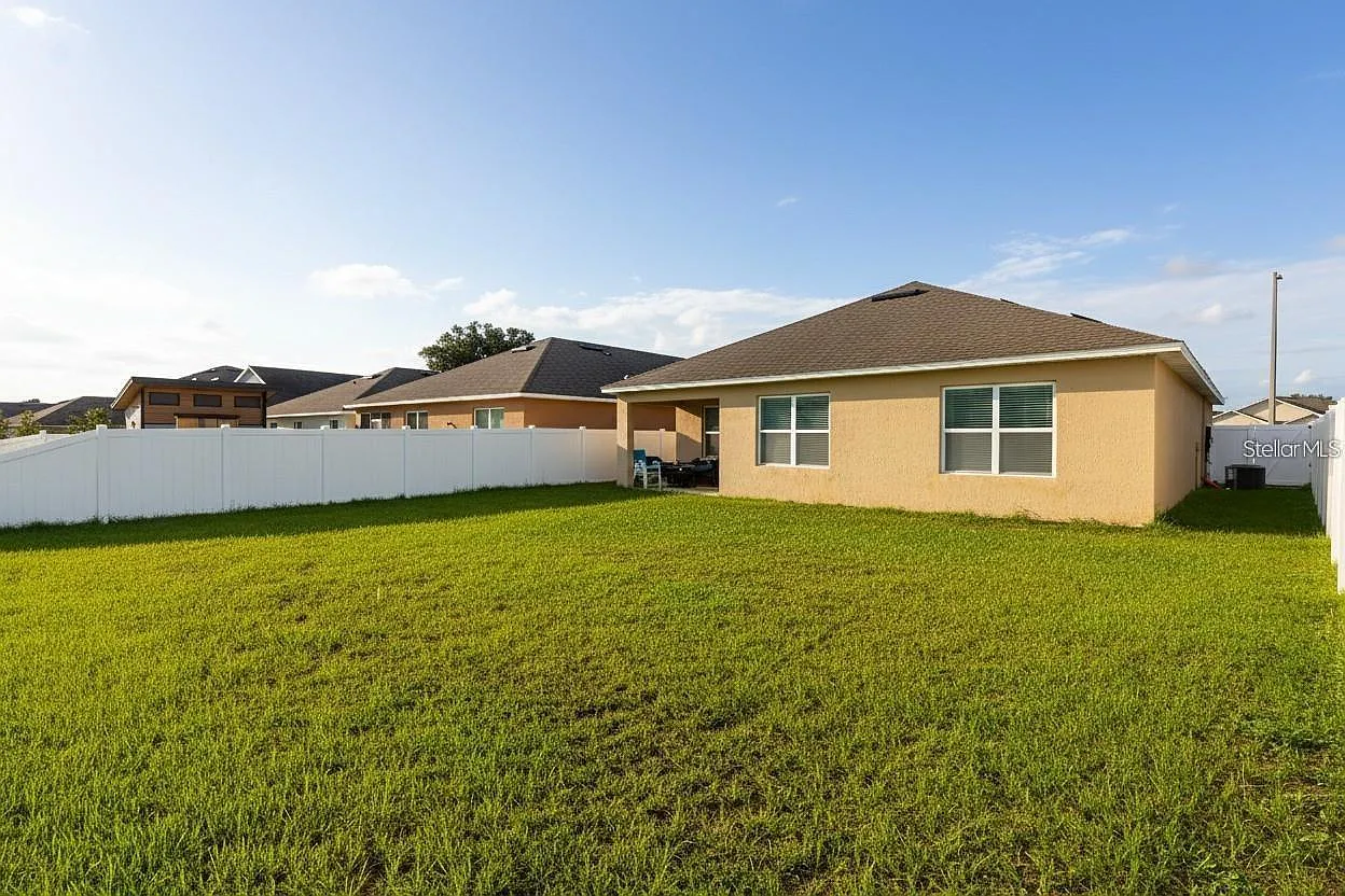 3 bed, 2.0 bath, 1690 sqft, $1,899 — Photo 2