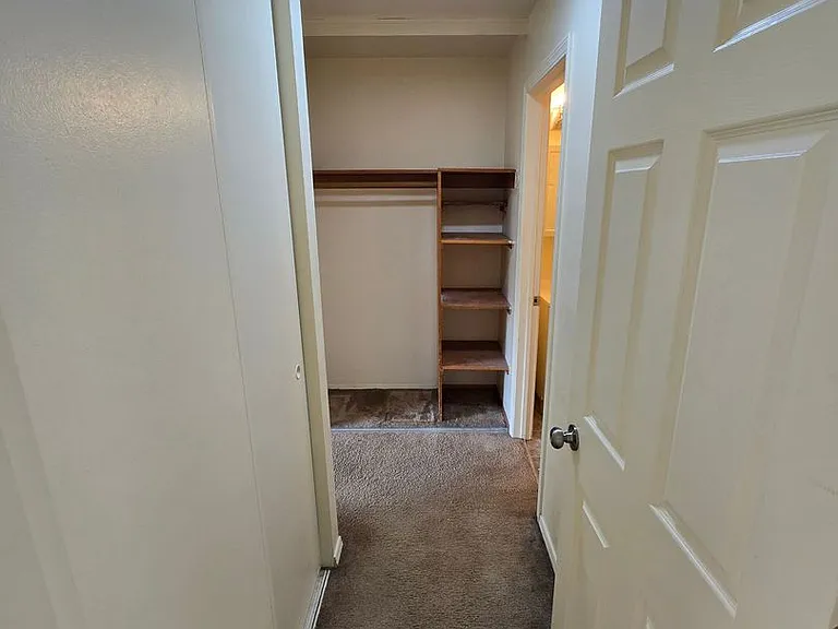 915 SW Adams Ave — Photo 4