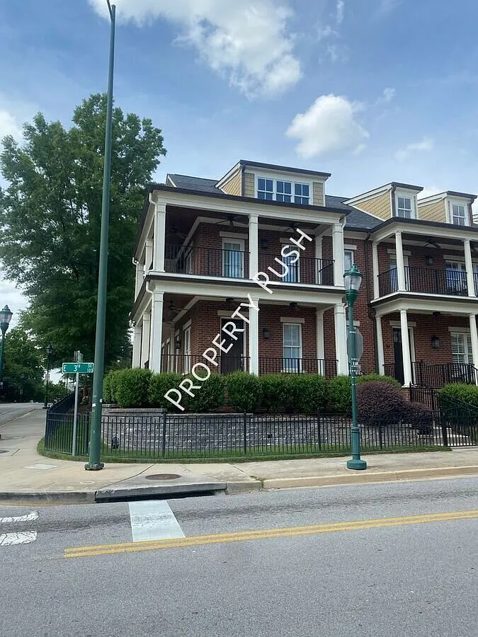 105 E 3rd St. - Luxurious 3 bed/2.5 bath townhome in downtown Chattanooga! $4,050/mo. — Photo 3