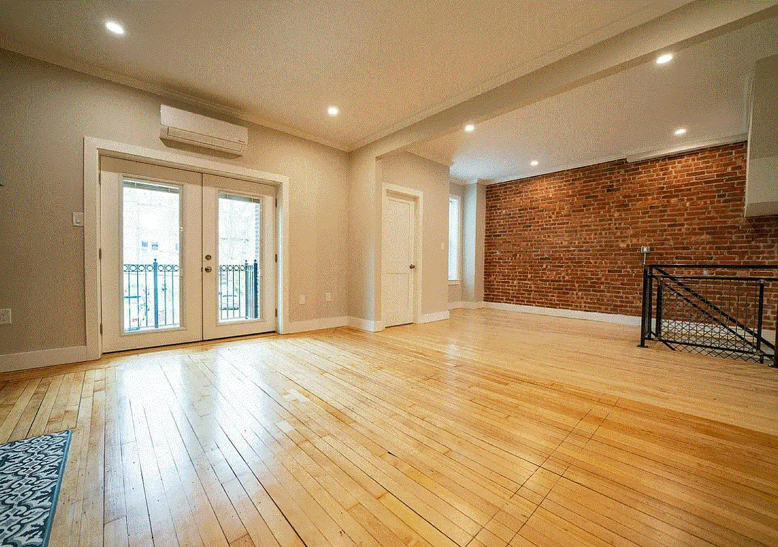 Charming 3 Bedroom- — Photo 1