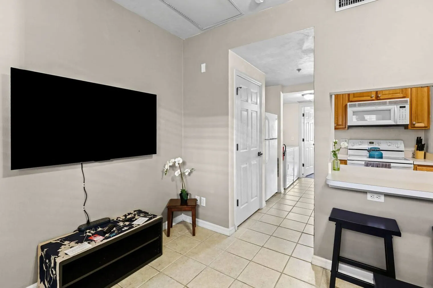 1 bed, 1.0 bath, 430 sqft, $2,973 — Photo 2