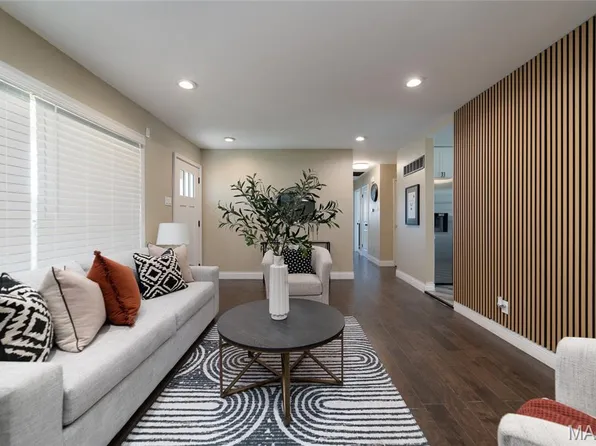 2405 Orleans Ln, Florissant, MO 63031