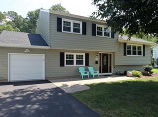 26 Chesapeake Rd, Manalapan, NJ 07726