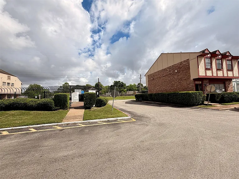 7700 Creekbend Dr #1 — Photo 26