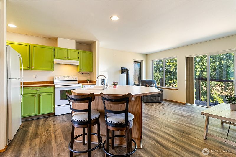 4th image of 264 W Maberry #202