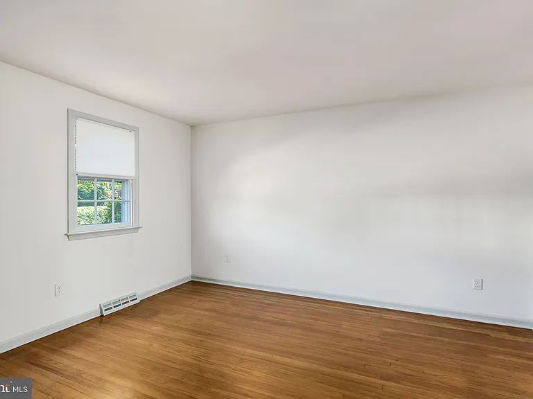 139 E 3rd St — Photo 3