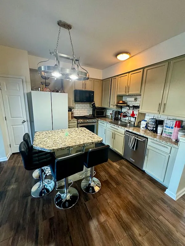 1 bed, 1.5 bath, 2500 sqft, $1,000 — Photo 4