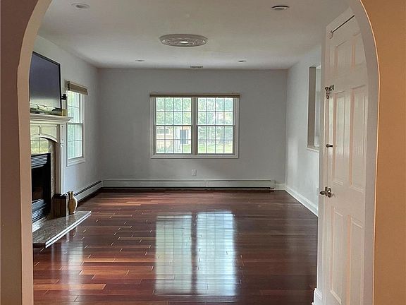 4th image of 15 Oak Pl