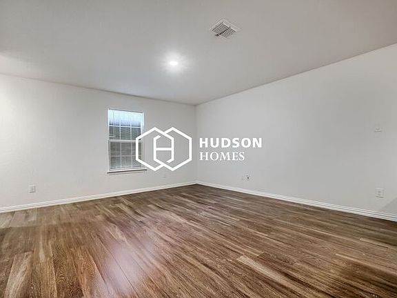 4th image of 302 Dorie St