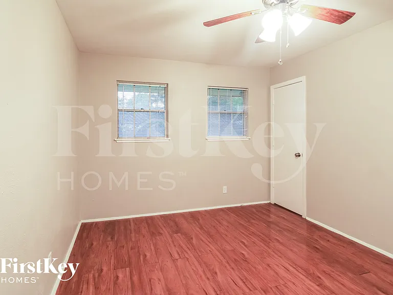 4415 Akard St — Photo 11