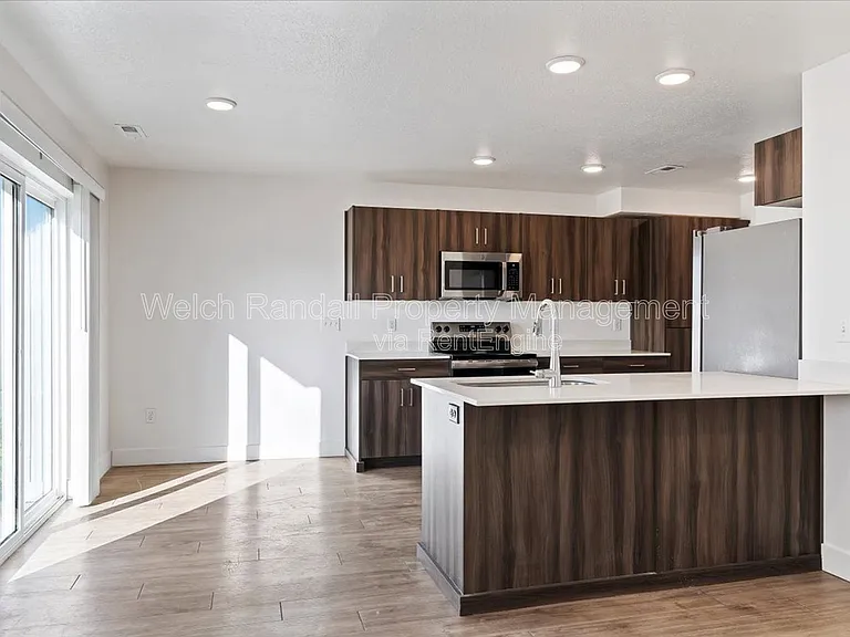 1177 W Shady Brook Ln #4 — Photo 5