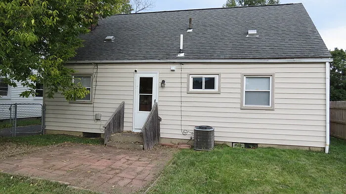 3 bed, 1.0 bath, 1110 sqft, $1,500 — Photo 2