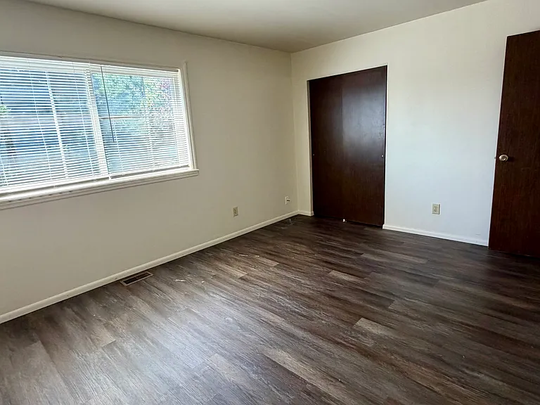 1025 Shackelford Rd — Photo 9