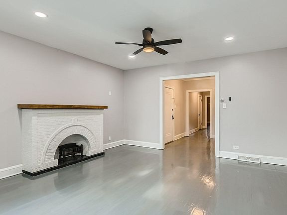 3rd image of 6724 N Rockwell St #1N