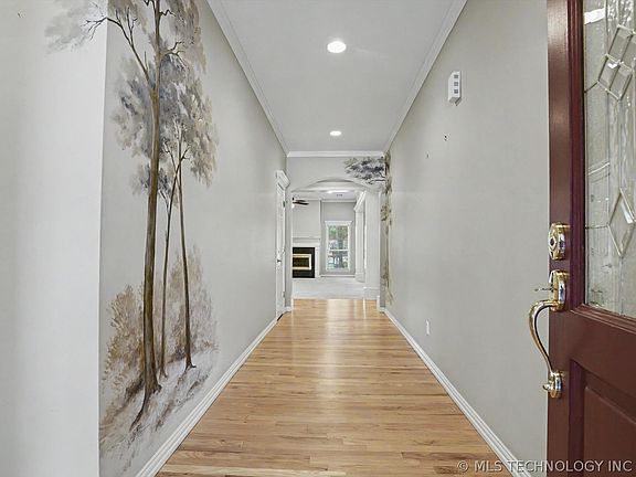 4th image of 412 N Forest Ridge Blvd