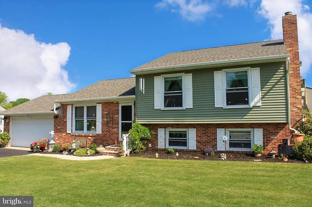 20 Elm Dr photo 1