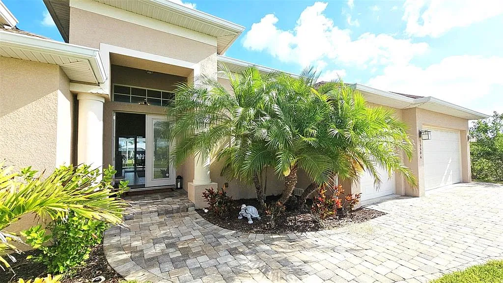 3 bed, 2.0 bath, 2099 sqft, $5,700 — Photo 3