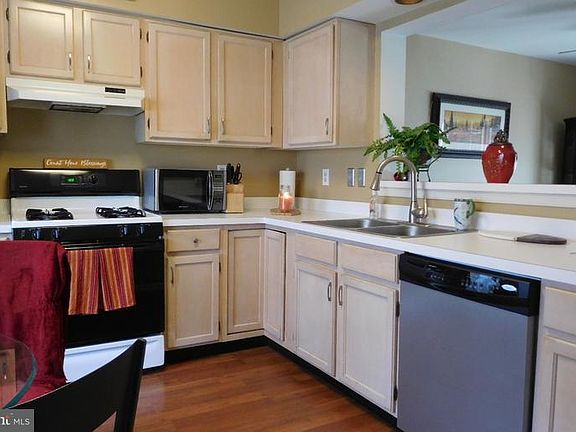 3rd image of 223 River Ct