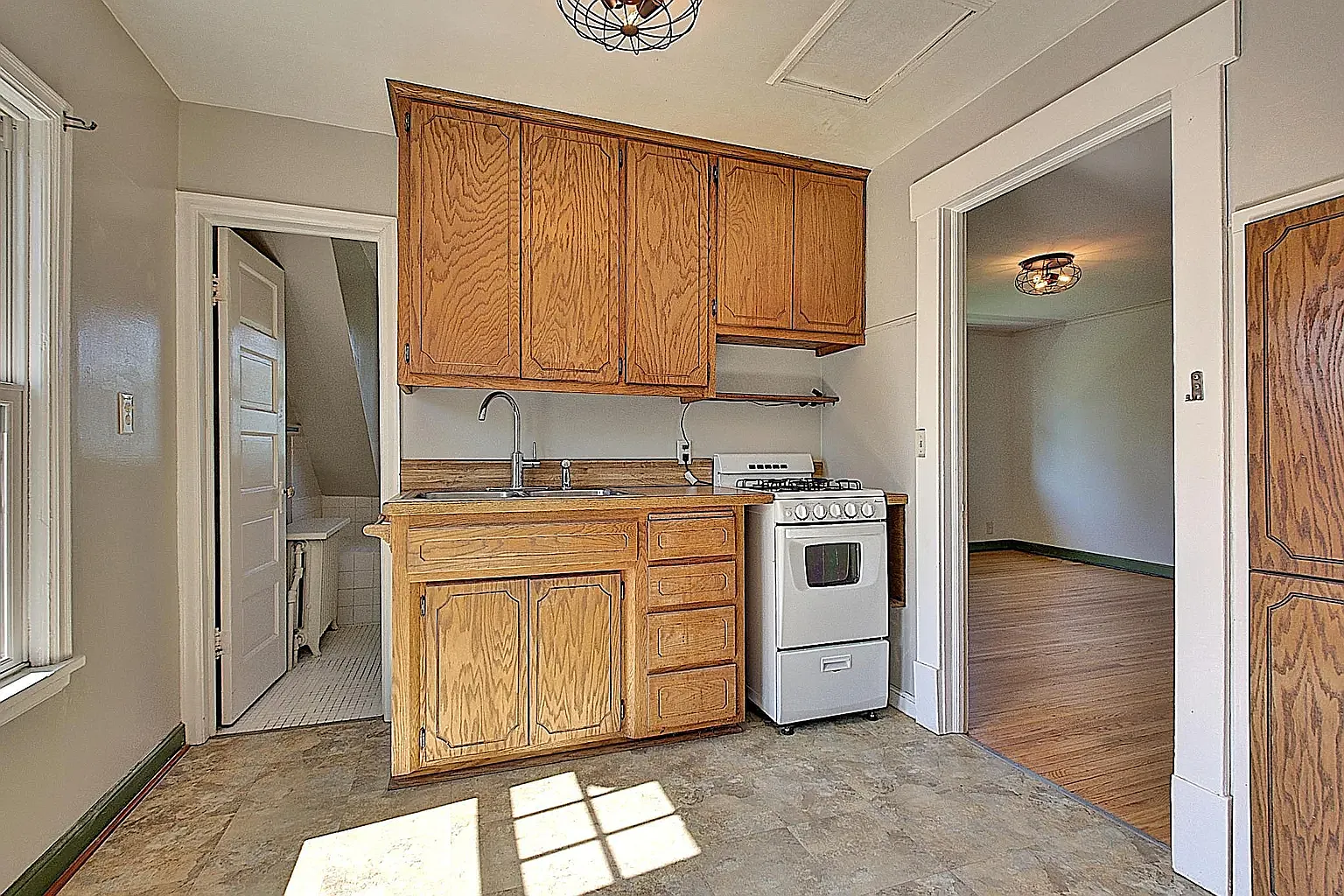 2 bed, 850 sqft, $1,200 — Photo 2