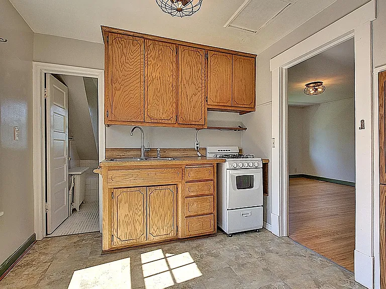 1698 Ross Ave — Photo 2