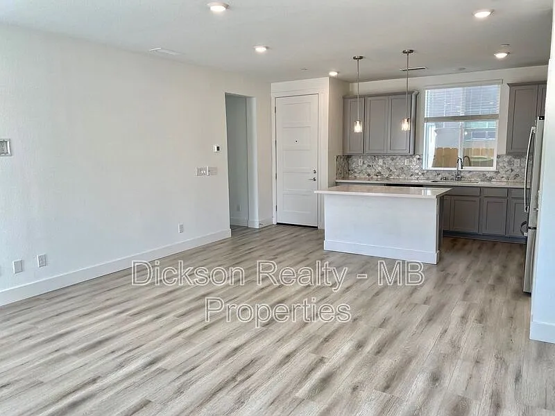 3 bed, 2.5 bath, 1685 sqft, $3,400 — Photo 4