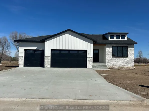 3209 Saint Andrews Cir, Grand Island, NE 68803
