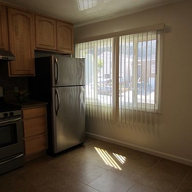 4th image of 325 Accacia St