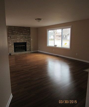 3rd image of 470 W Oak St