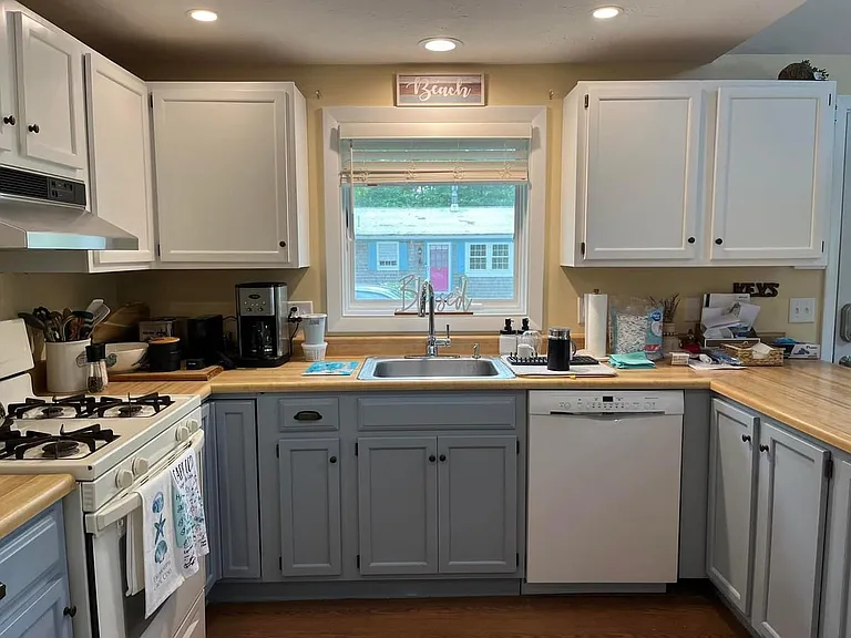 220 Shorewood Dr — Photo 3