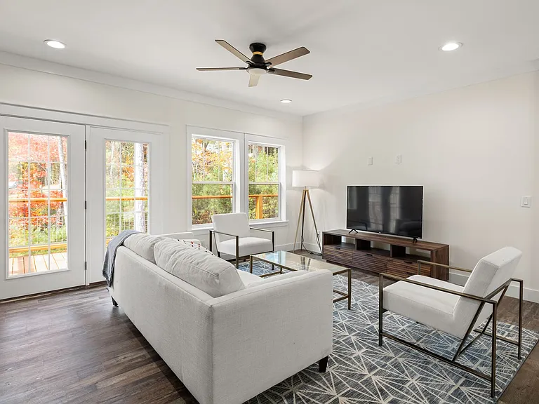 140 Cascade Ridge Rd — Photo 3