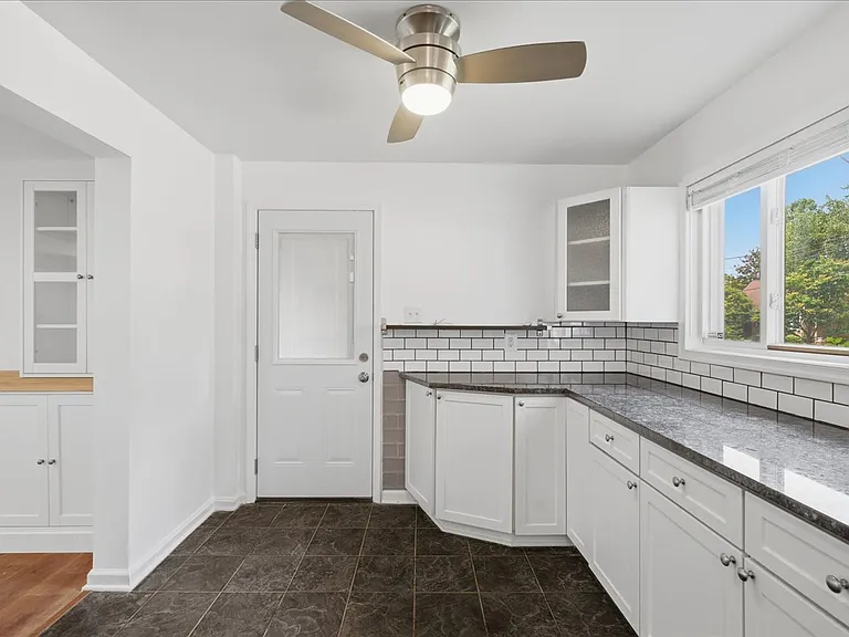 709 N Pryor St — Photo 9