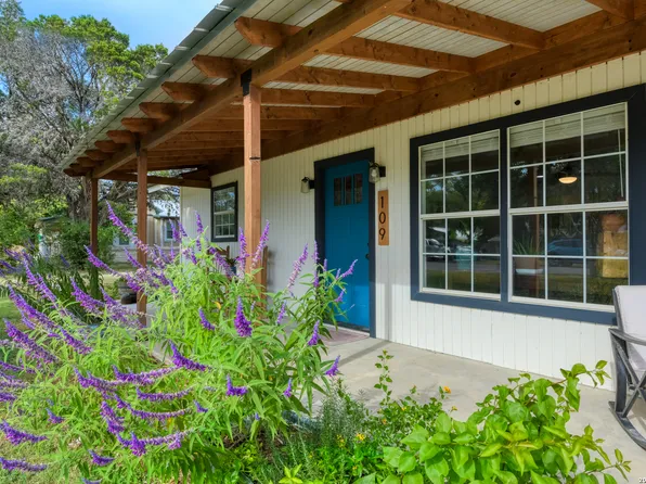 109 Hilltop Dr E, Kerrville, TX 78028