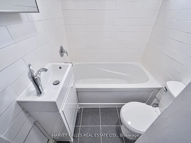 1046 Bathurst St #2 — Photo 17