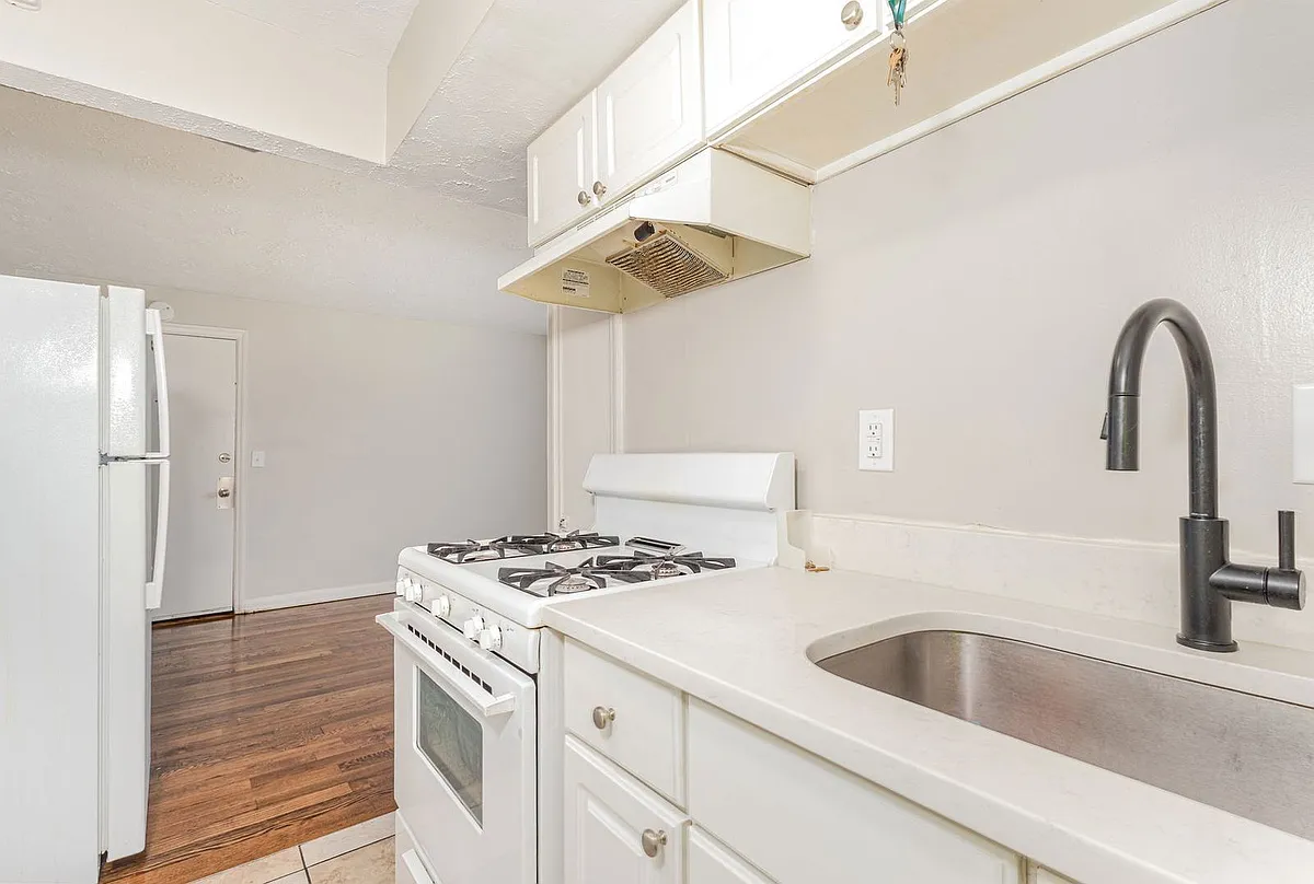 Building Photo - 4220 Webster Ave #5