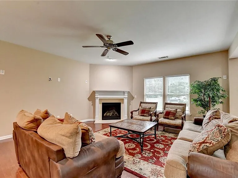 4228 Woods Creek Ln — Photo 16