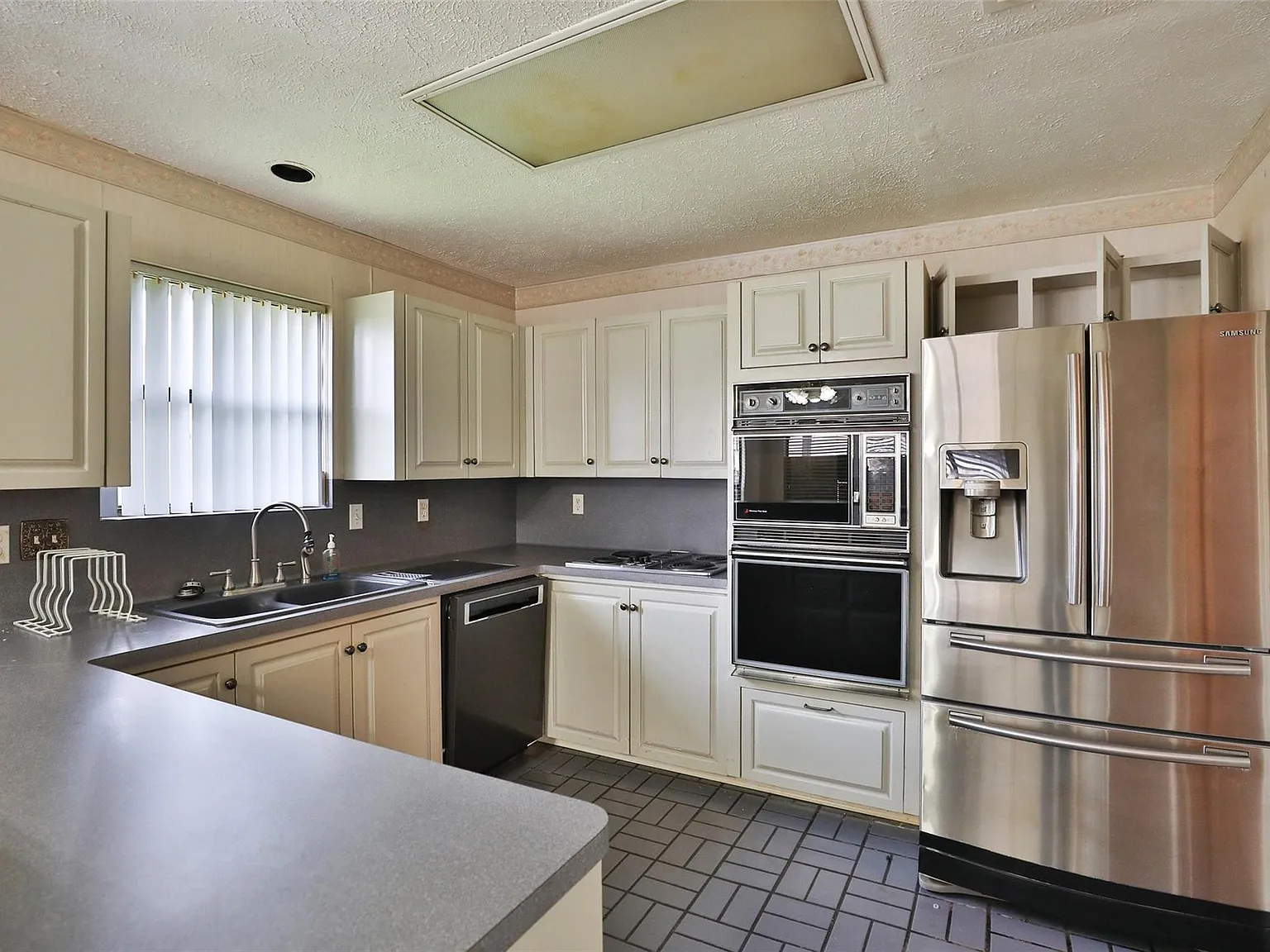 3 bed, 2.0 bath, 1831 sqft, $2,100 — Photo 2